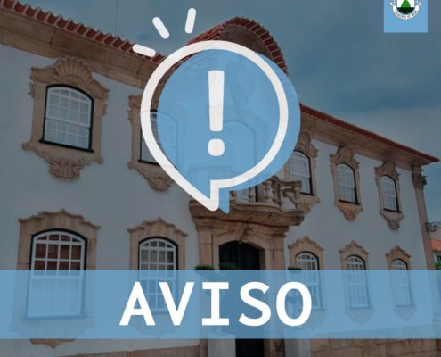 Símbolo de aviso com exclamação e edifício municipal ao fundo